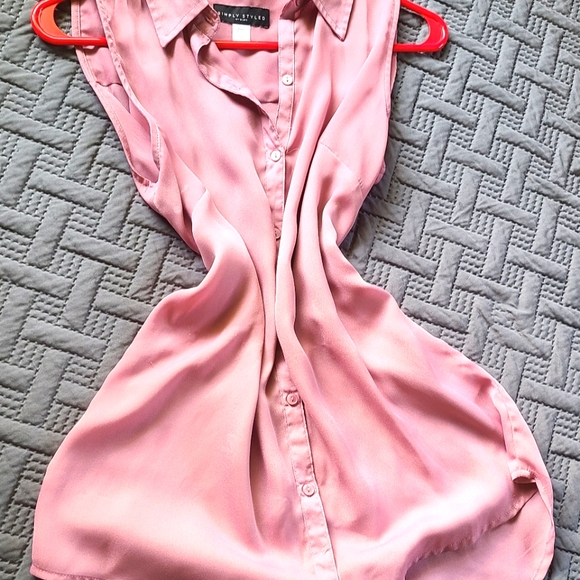 Sleeveless Blouse - Picture 1 of 2